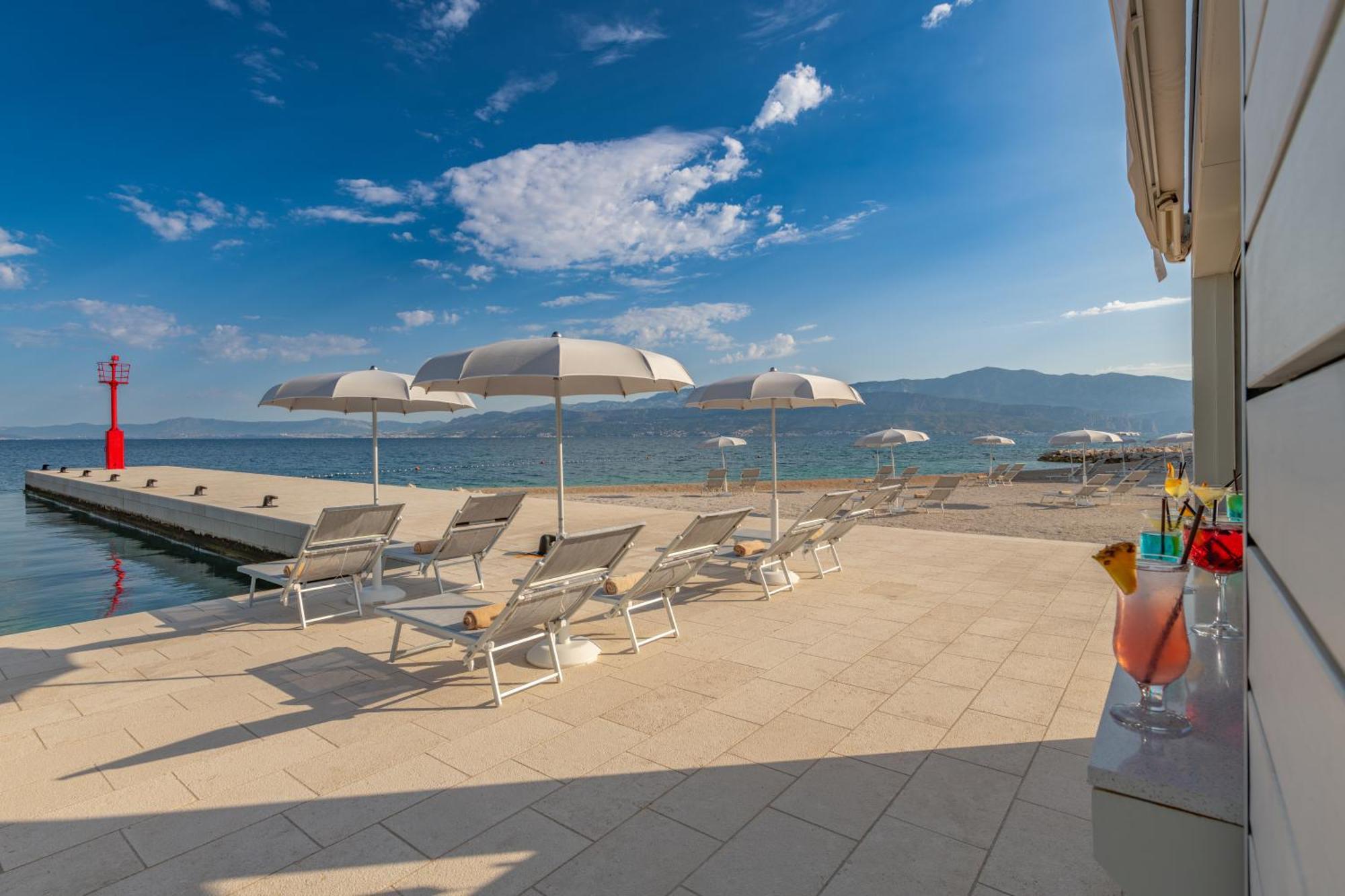Grand Hotel View Постира Екстериор снимка