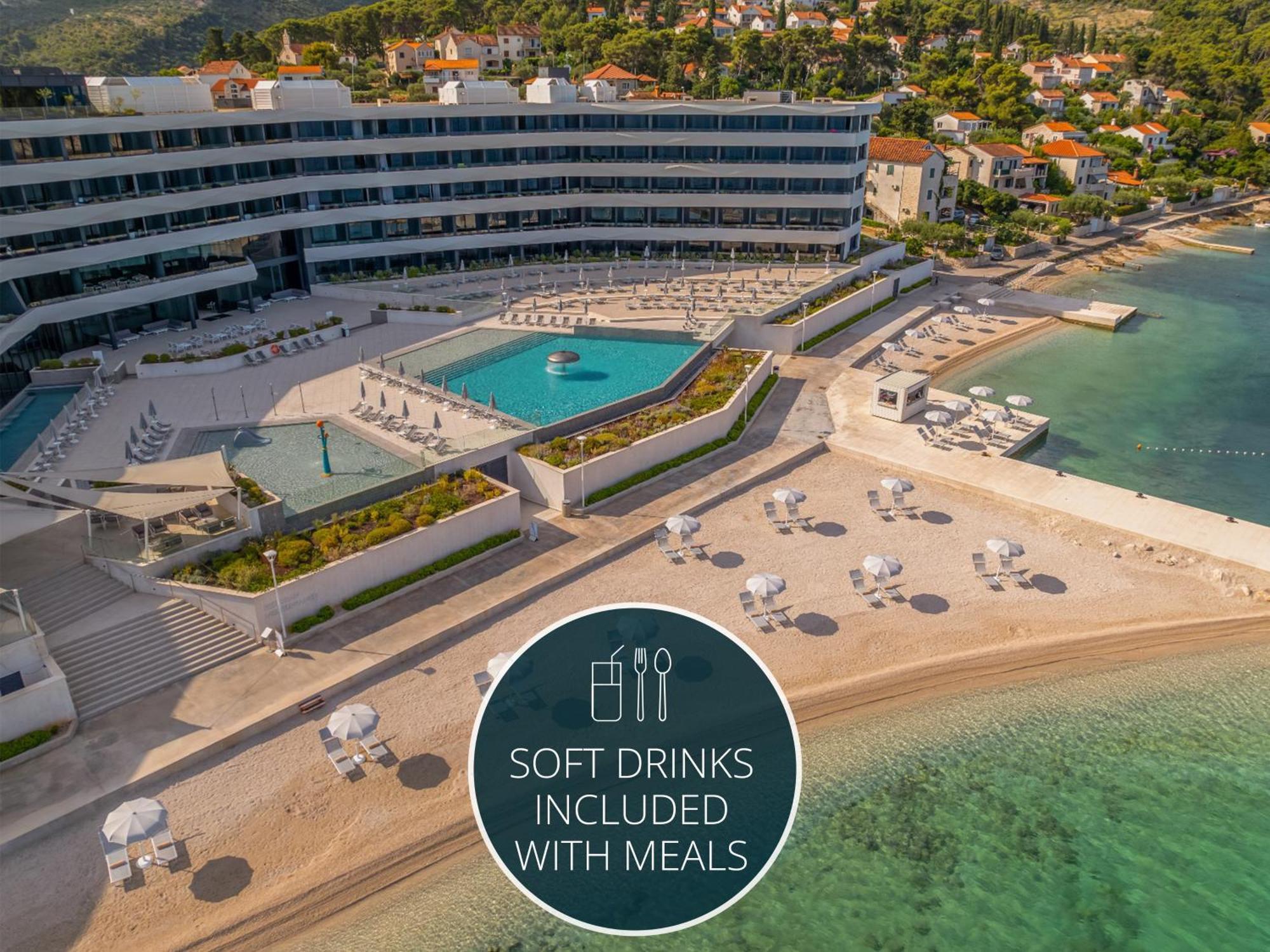 Grand Hotel View Постира Екстериор снимка