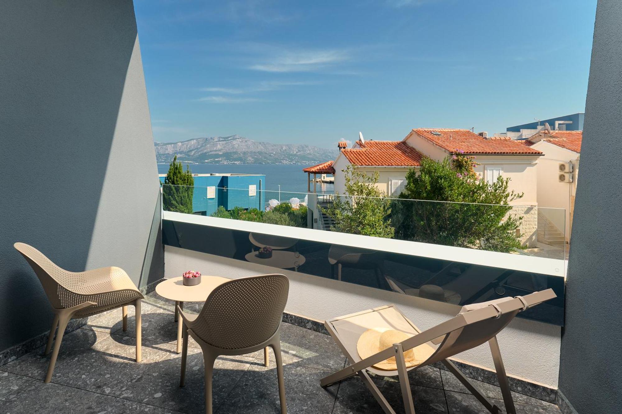 Grand Hotel View Постира Екстериор снимка