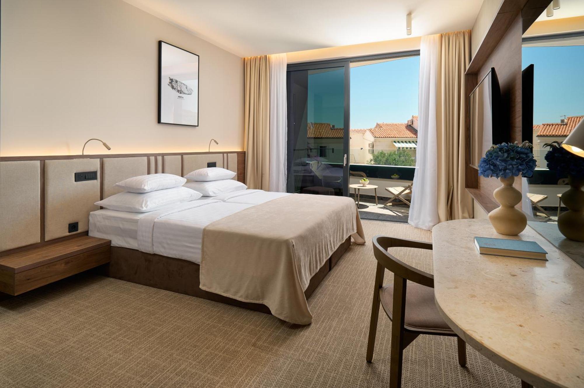 Grand Hotel View Постира Екстериор снимка