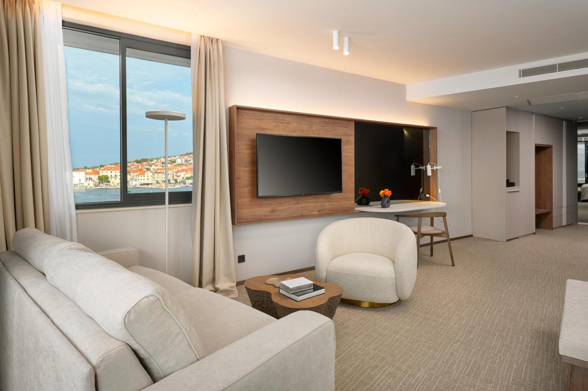 Grand Hotel View Постира Екстериор снимка